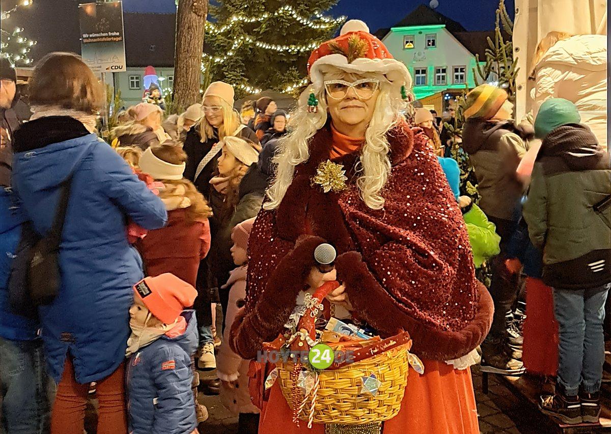 Man sieht die Weihnachtsfrau von Wittichenau.