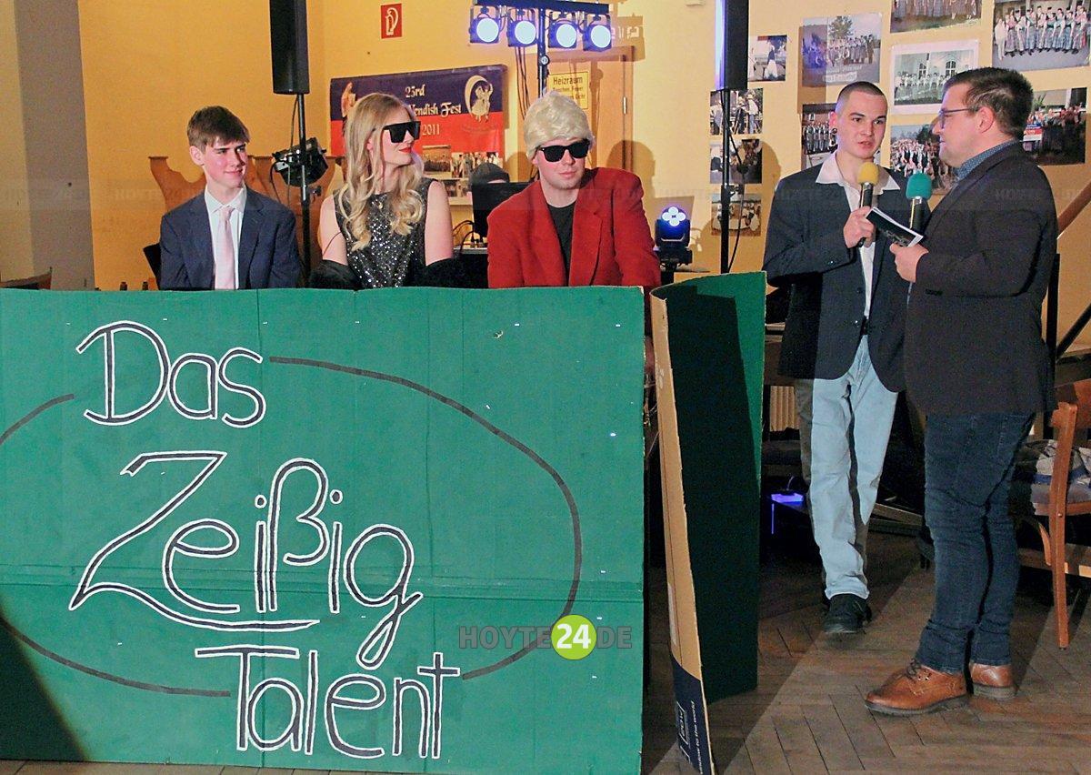 Man siehtAnalog zur bekannten TV-Show "Das Supertalent" werden die Darbietungen beim Fest der Vereine von den Jurymitgliedern Ronny McDonough, Lucy Tillich und Jim Lewa (v.l.n.r.) bewertet. Durch das Programm führen Domenic Ludwig und Alexander Rodig.