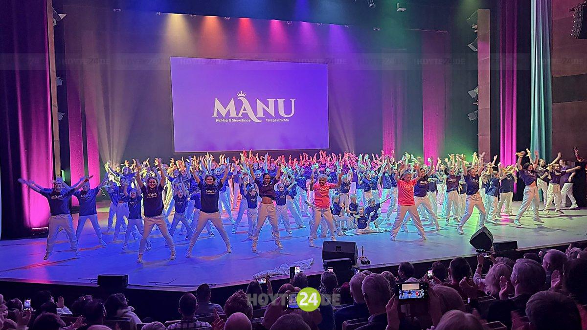 Man sieht die Bühne der Lausitzhalle voller Tänzerinnen und Tänzer.