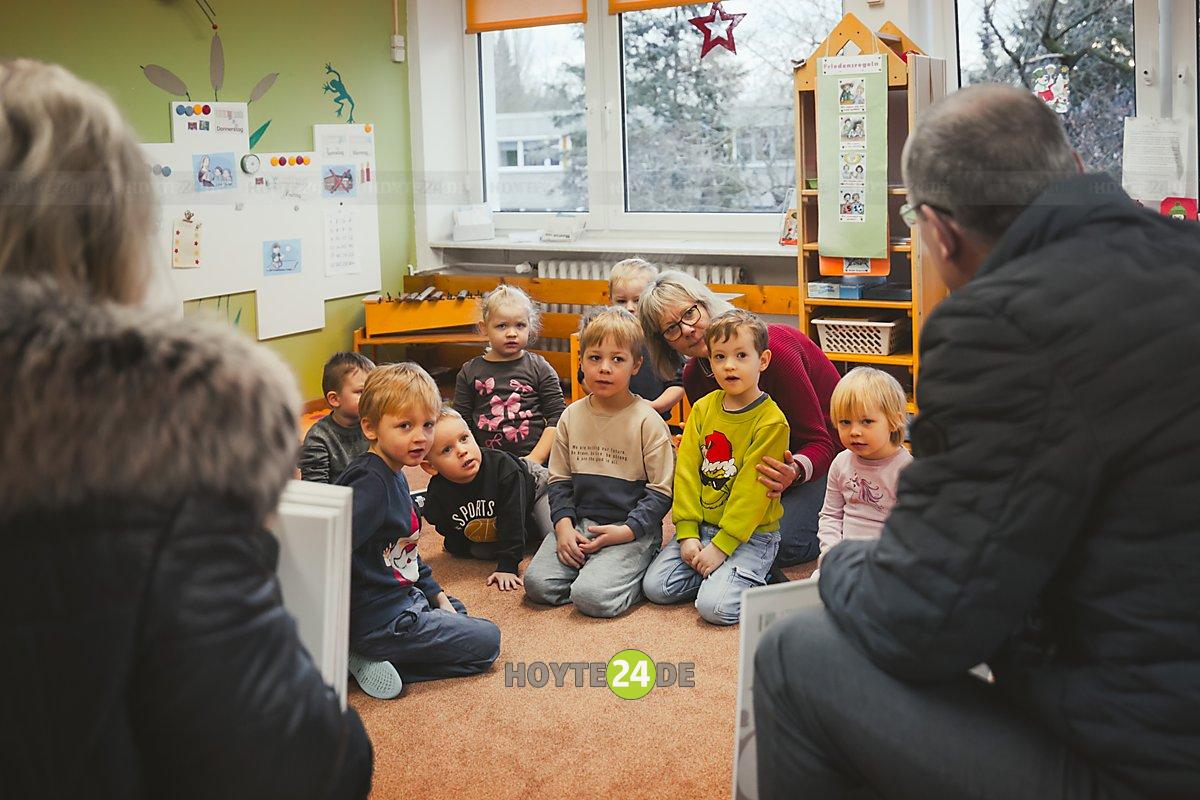 Man sieht Kinder mit Steffen Markgraf.