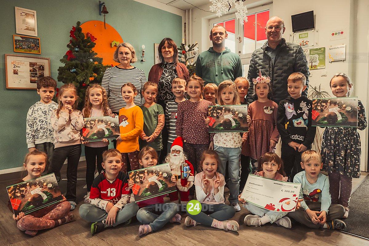 Man sieht Kinder mit Steffen Markgraf.