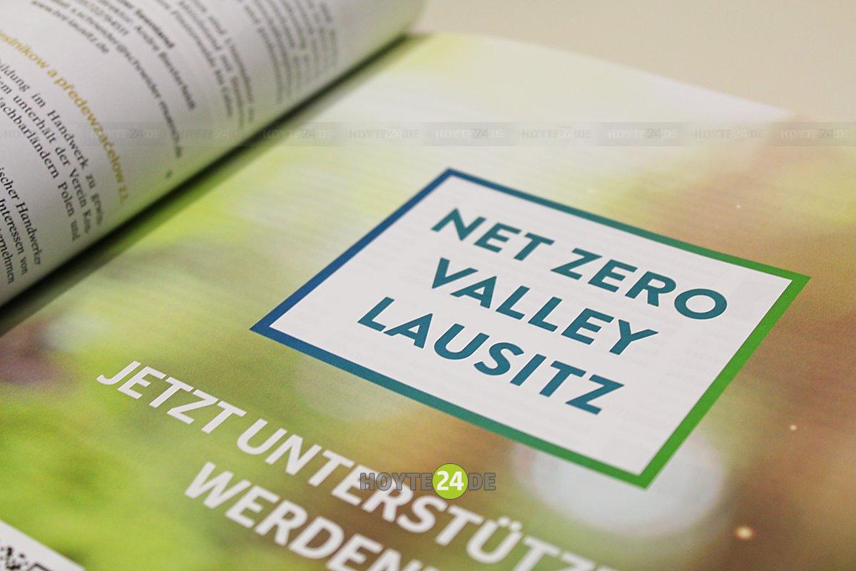 Man sieht eine Werbeanzeige für das Net Zero Valley Lausitz.