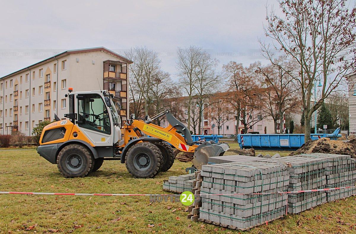 Man sieht Baumaterial und einen Radlader im Bereich Hufelandstraße / Bautzener Allee.
