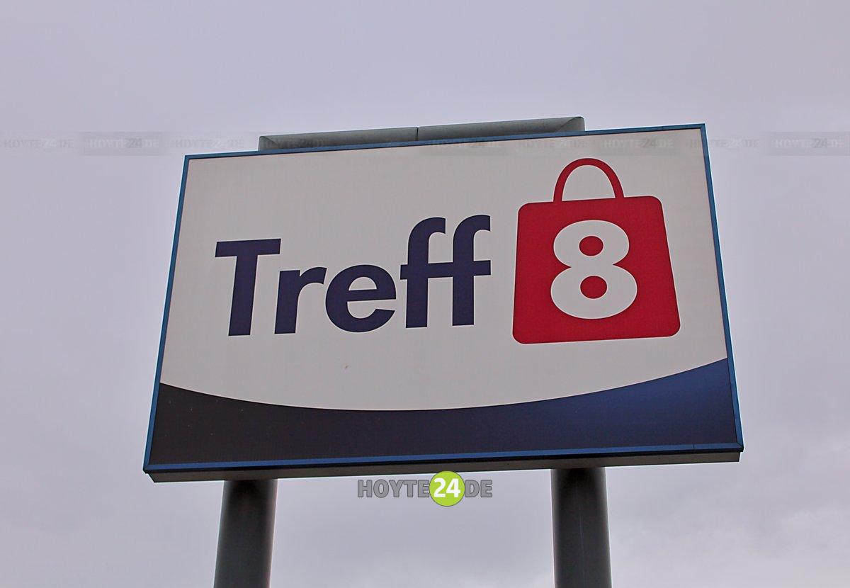 Man sieht das Schild Treff 8.