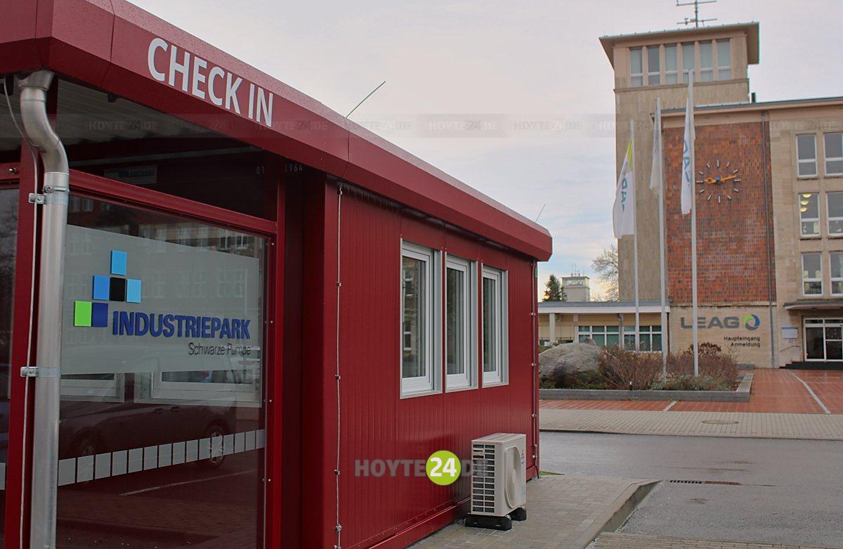 Man sieht den Eingangsbereich zum Industriepark Schwarze Pumpe.