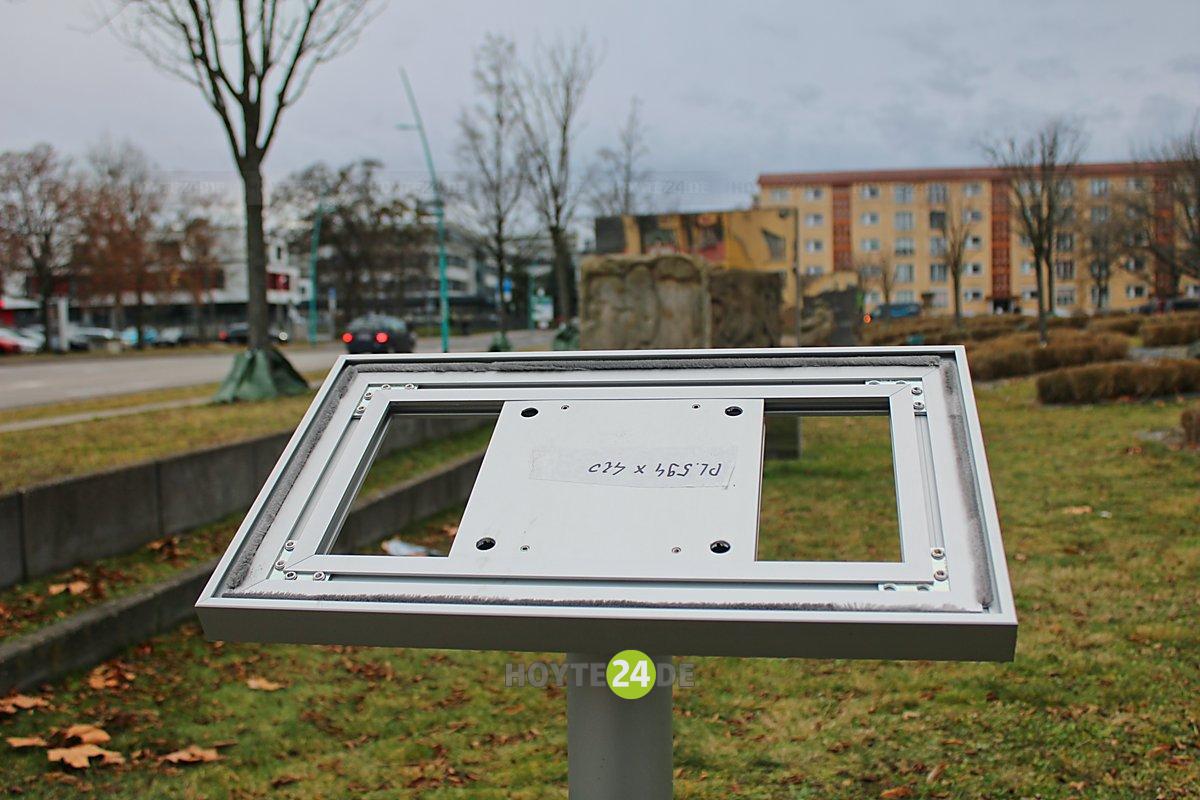 Man sieht einen Schilderhalter.