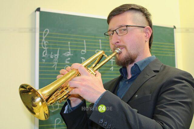 Man sieht den neuen Chef der Musikschule Hoyerswerda, Dorian Brode.