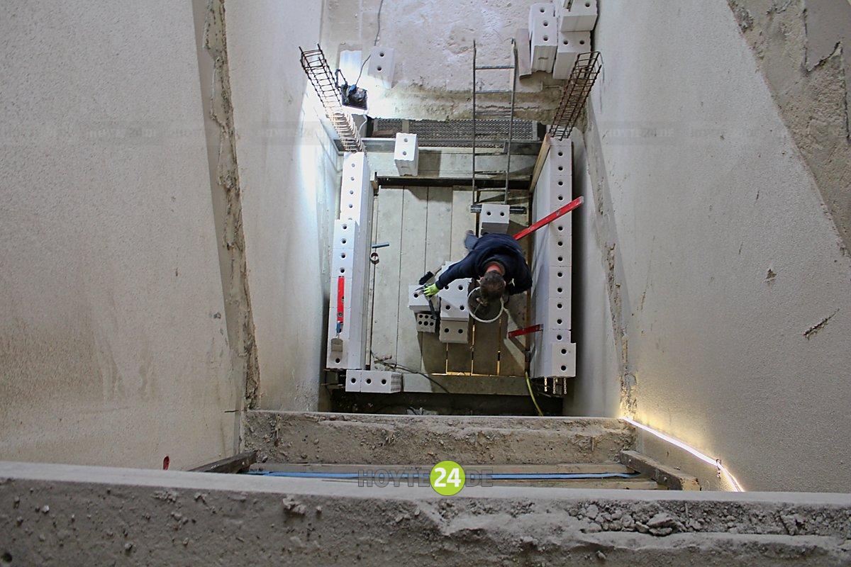 Man guckt in den künftigen Fahrstuhlschacht.