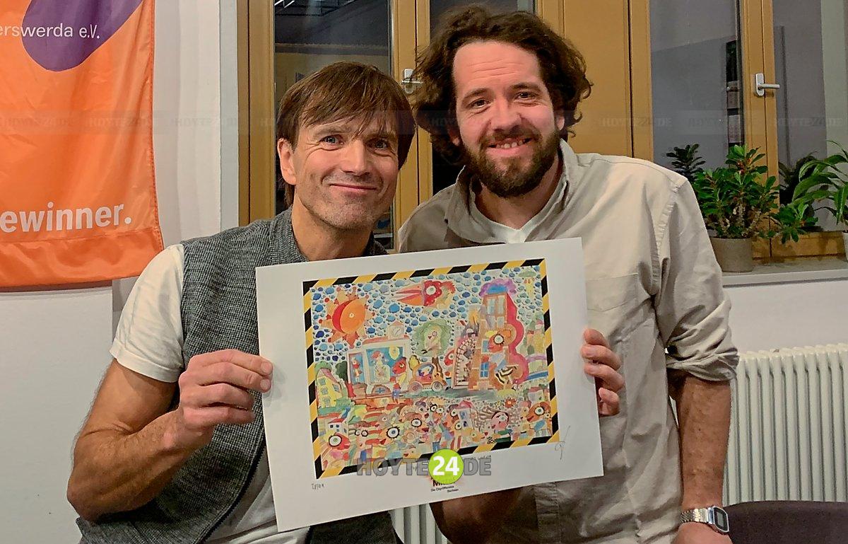 Man sieht Dirk Lienig und Robert Böhme mit einem Druck von Michael Fischer-Art.