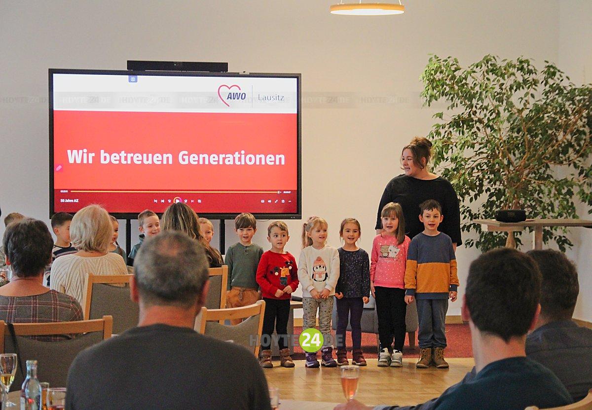 Man sieht die Kita-Kinder beim Gesang.