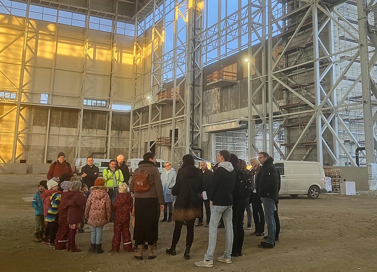 Man sieht Menschen in der Testhalle des Smart Mobility Lab.