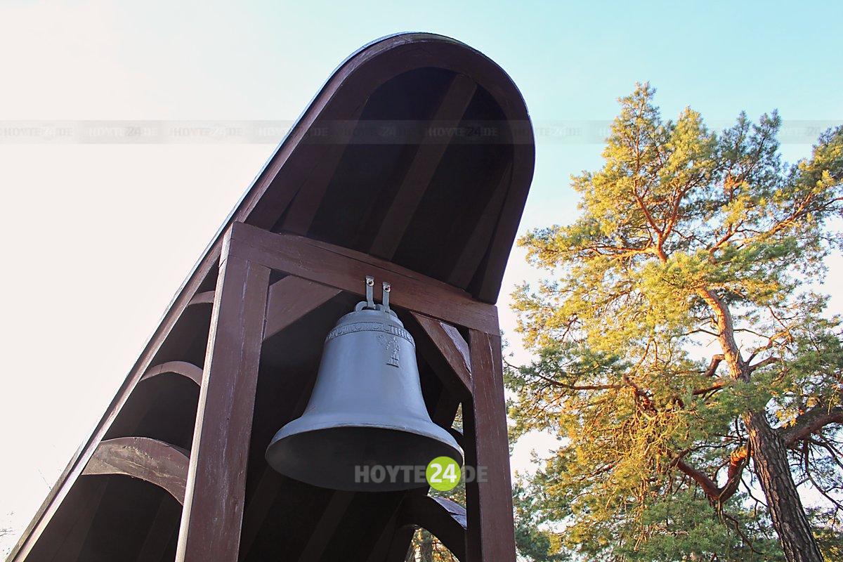 Man sieht die Lautaer Wappen-Glocke.