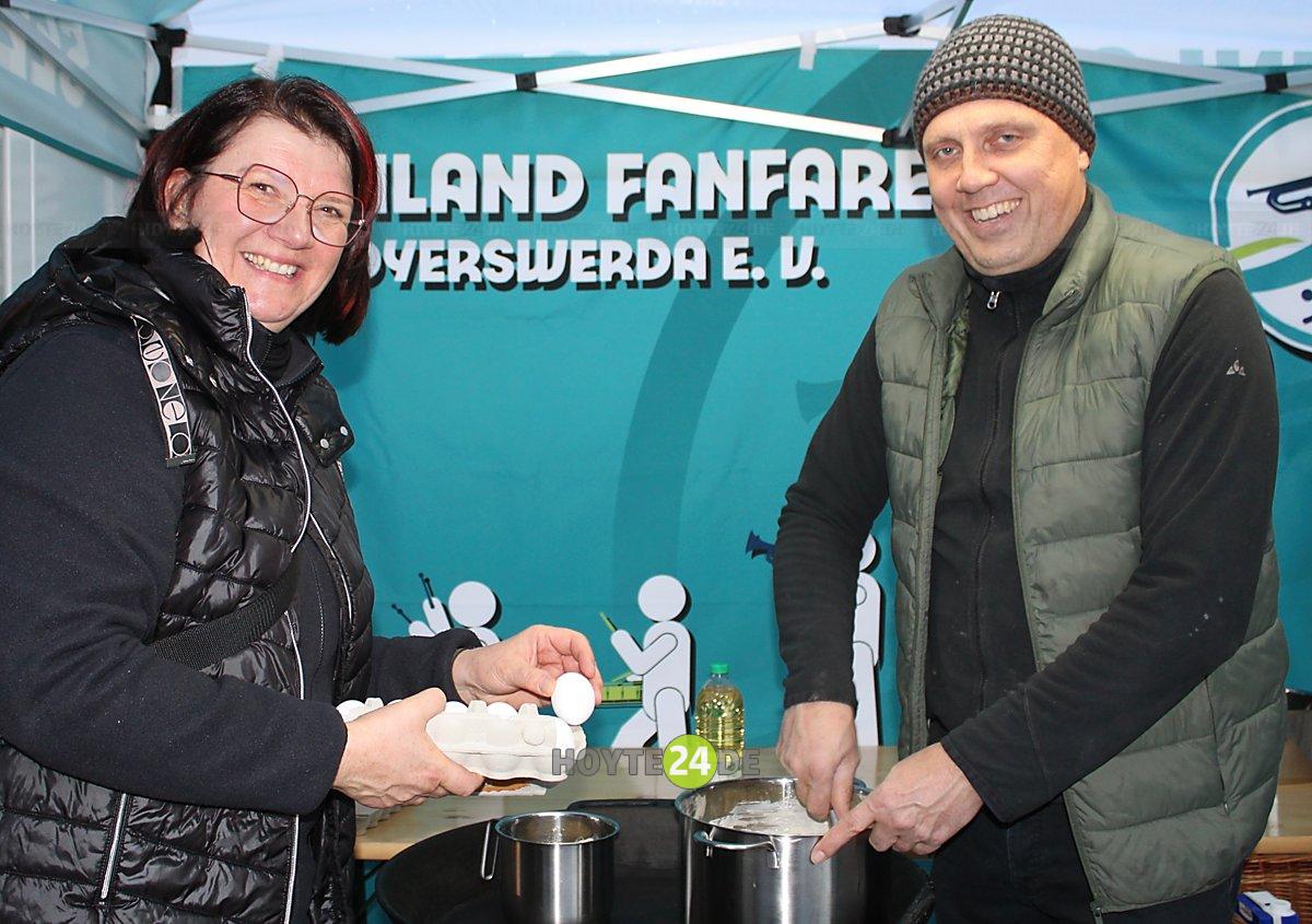Man sieht Beate Gröger und Mirko Pink beim Plinsebacken.