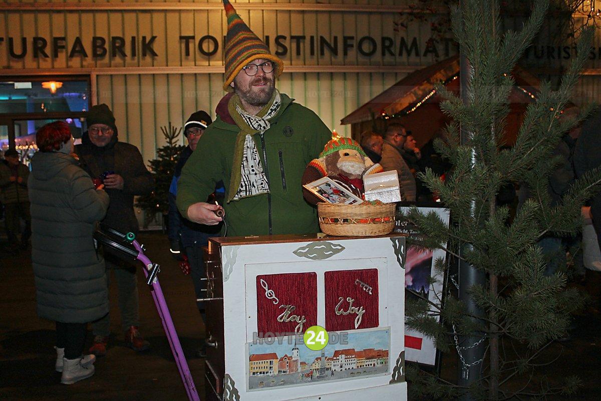 Man sieht Christian Völker-Kieschnick am Leierkasten von Werner Gertler.
