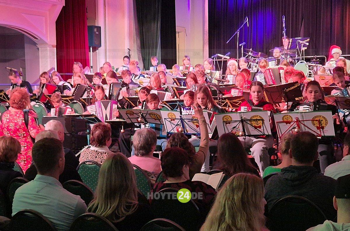 Man sieht Kinder der Musikschule Fröhlich beim Weihnachtskonzert im Kulturhaus Laubusch.