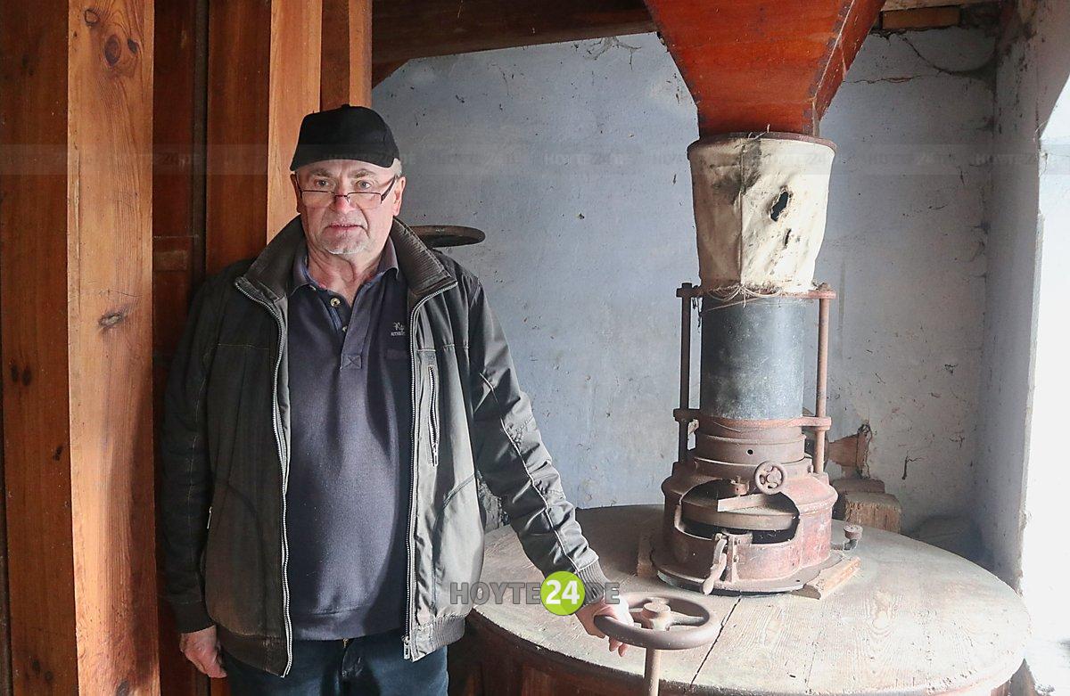 Zu sehen ist Jürgen Kschischang mit Mühlentechnik.
