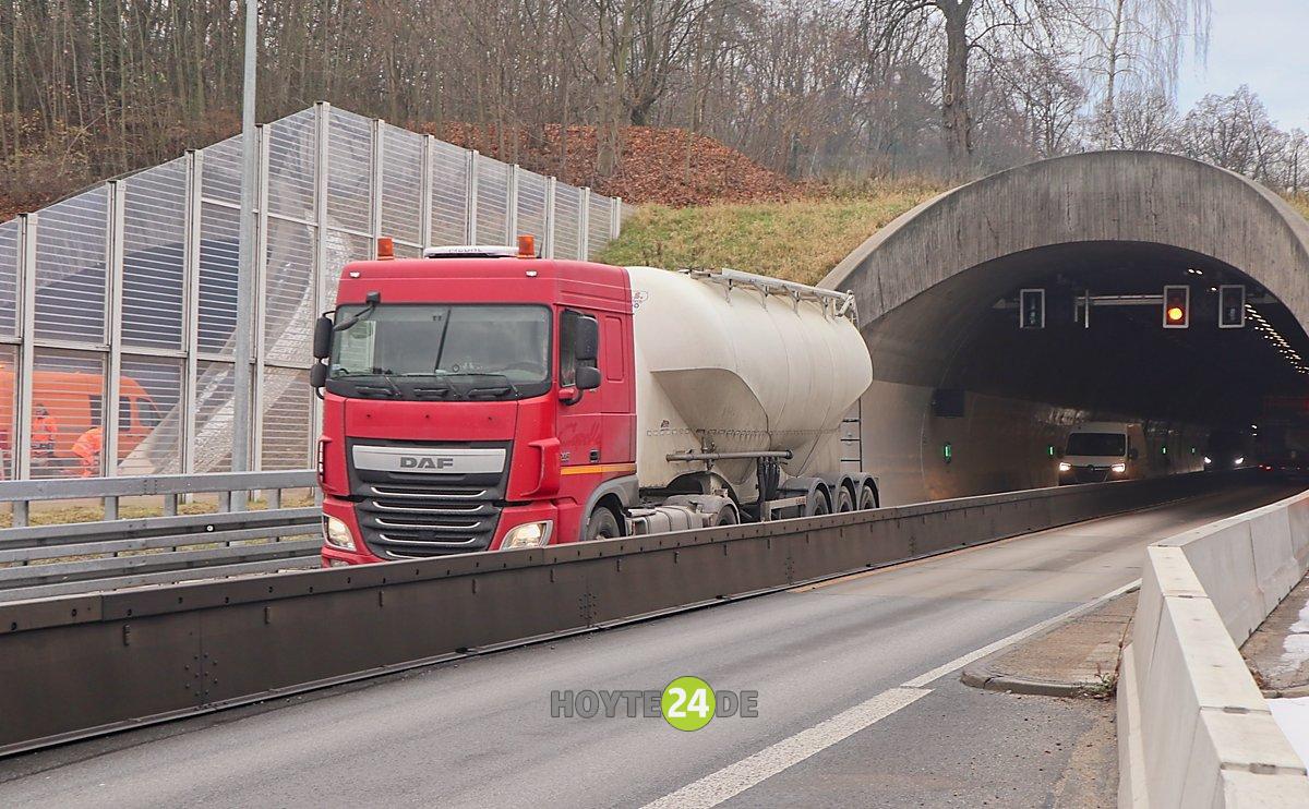 Man sieht einen der Tunneleingänge des Tunnels Königshainer Berge.