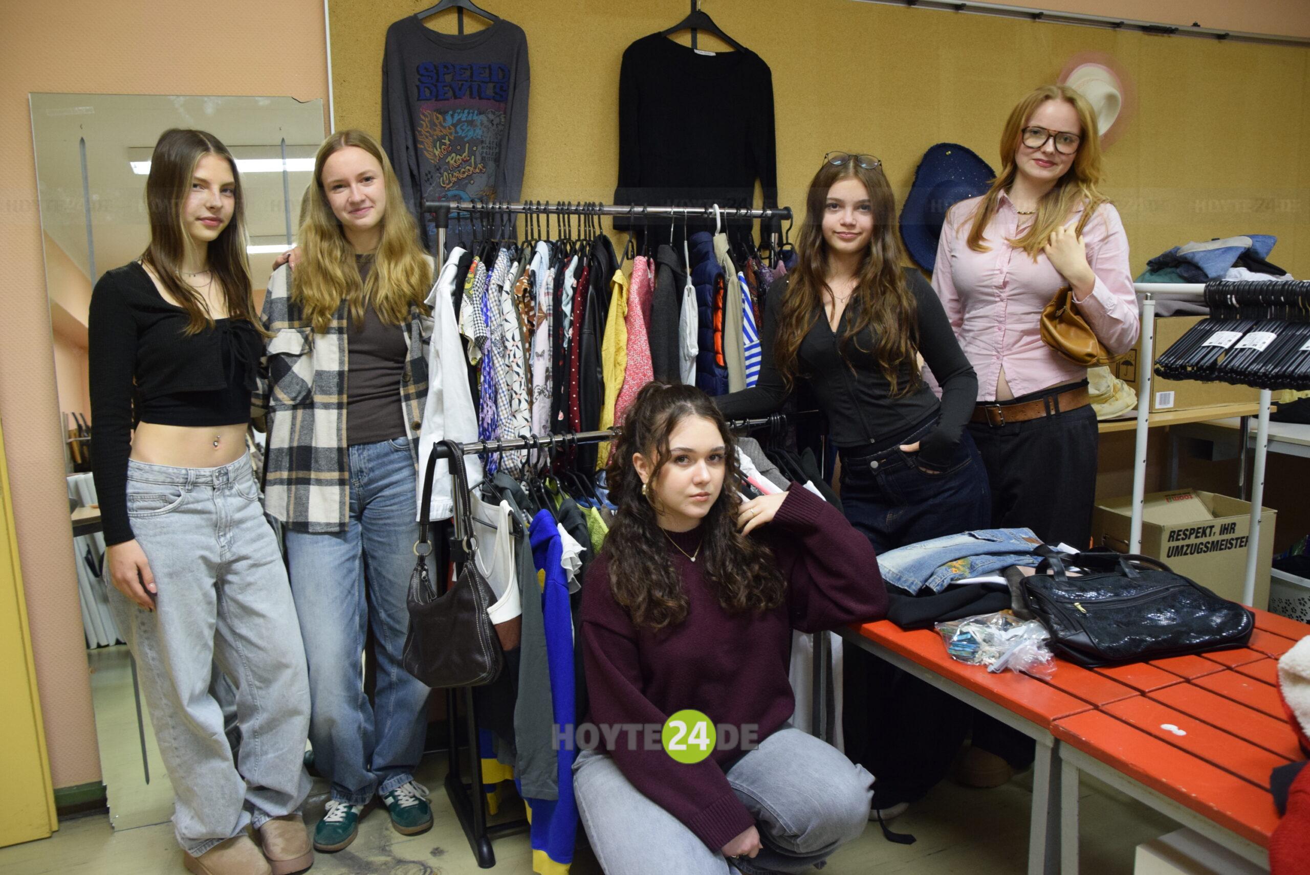 Man sieht das Modenschau-Team.