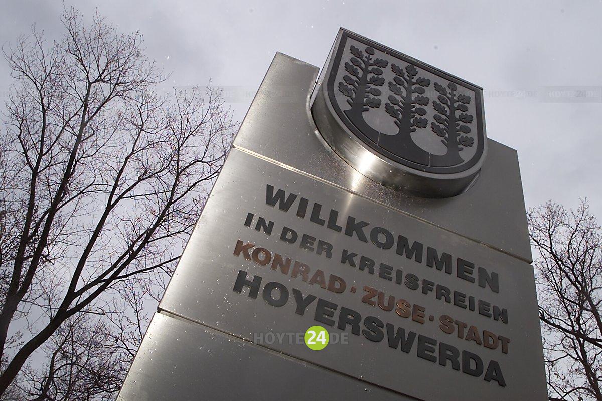 Man sieht die Ortseingangsstele "Willkommen in der kreisfreien Konrad-Zuse-Stadt Hoyerswerda".