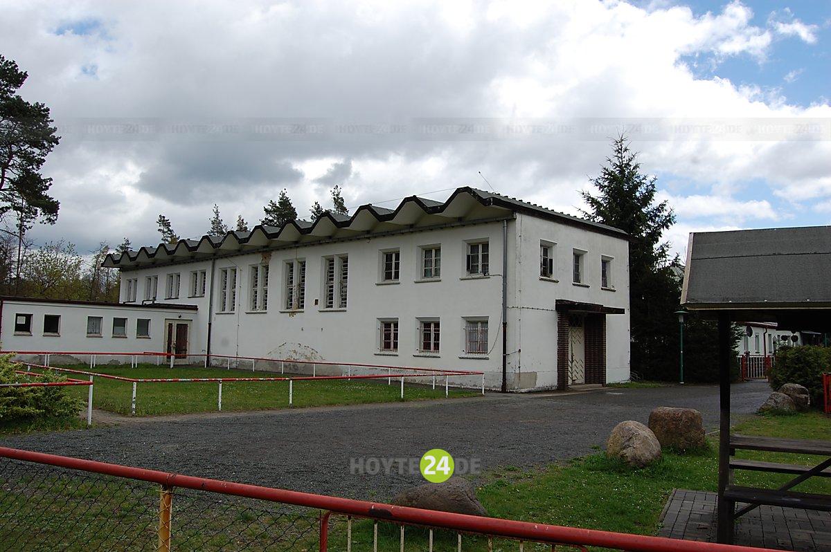 Man sieht die Sporthalle in Burgneudorf.