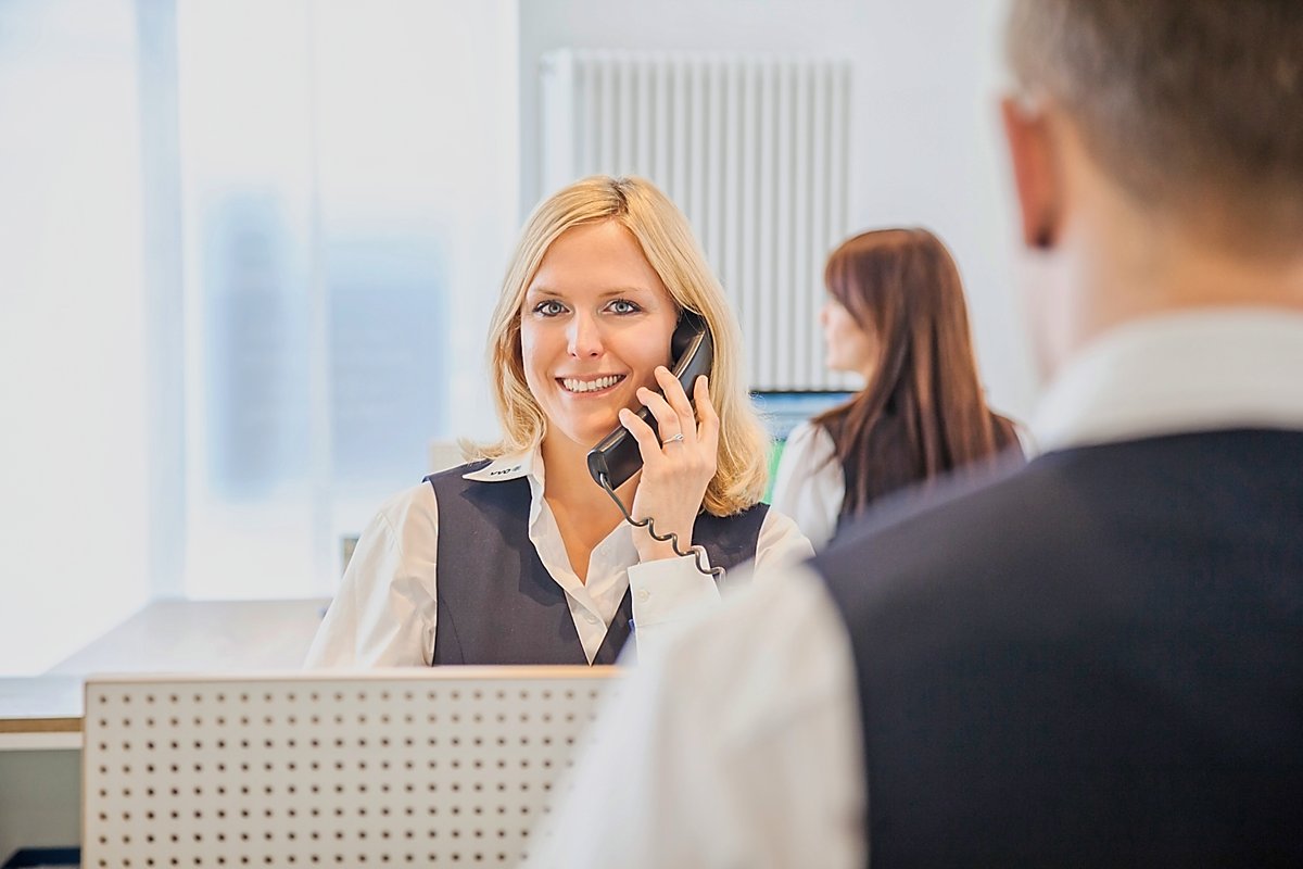 Man sieht Anja Baldamus an der VVO-Info-Hotline.