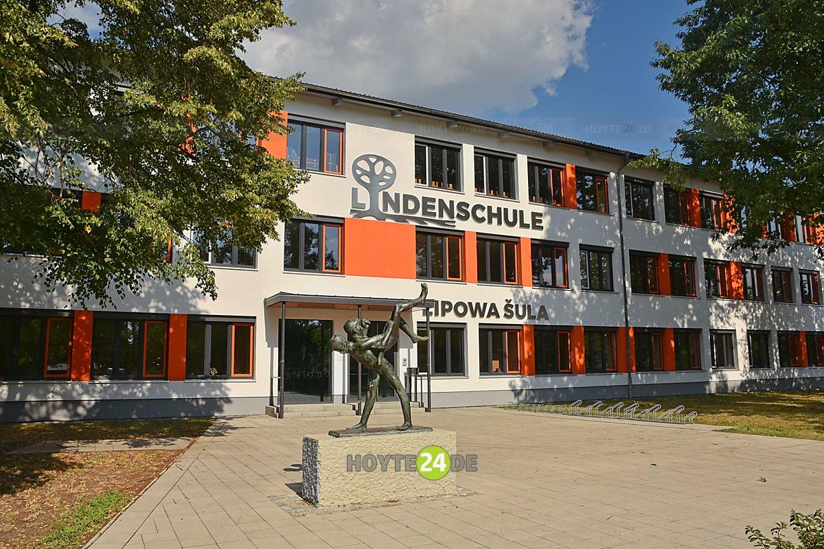 Man sieht das Gebäude der Lindenschule.