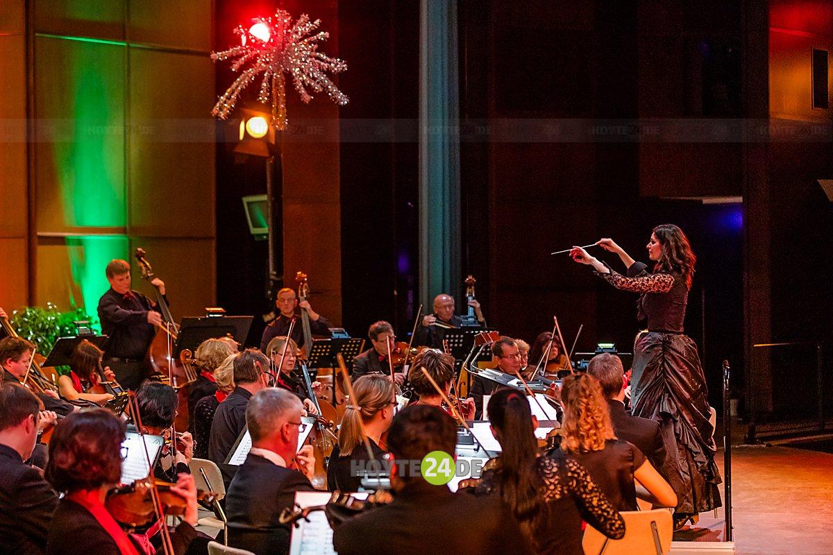 Man sieht das Sinfonische Orchester Hoyerswerda beim Silvesterkonzert 2019.