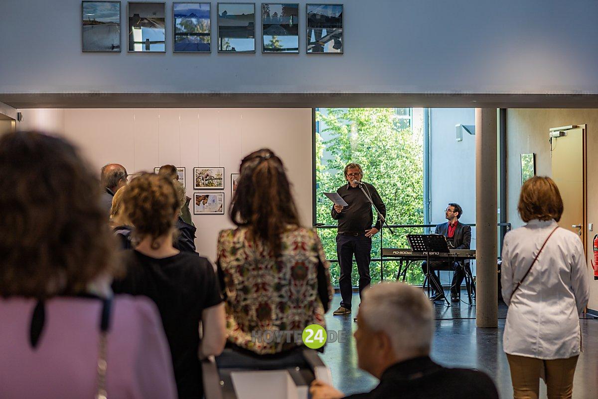 Man sieht eine Ausstellungseröffnung im Bürgerzentrum.