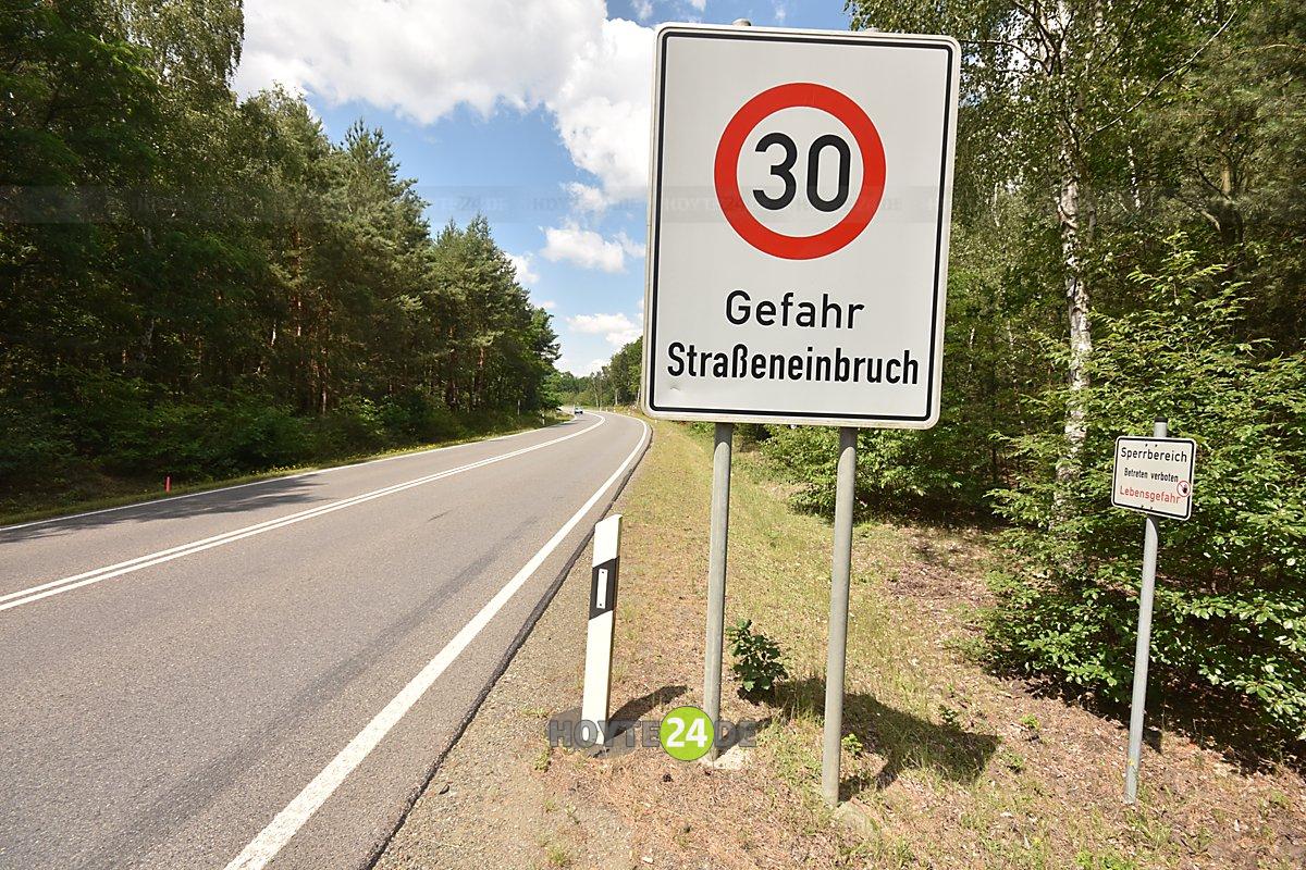 Man sieht das Schild Gefahr Straßeneinbruch an der B 97 im Bereich Spreetal.