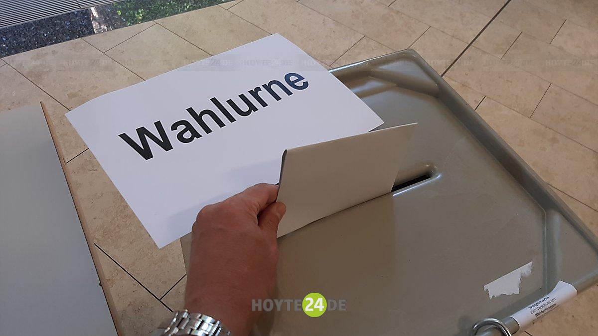 Man sieht eine Wahlurne.