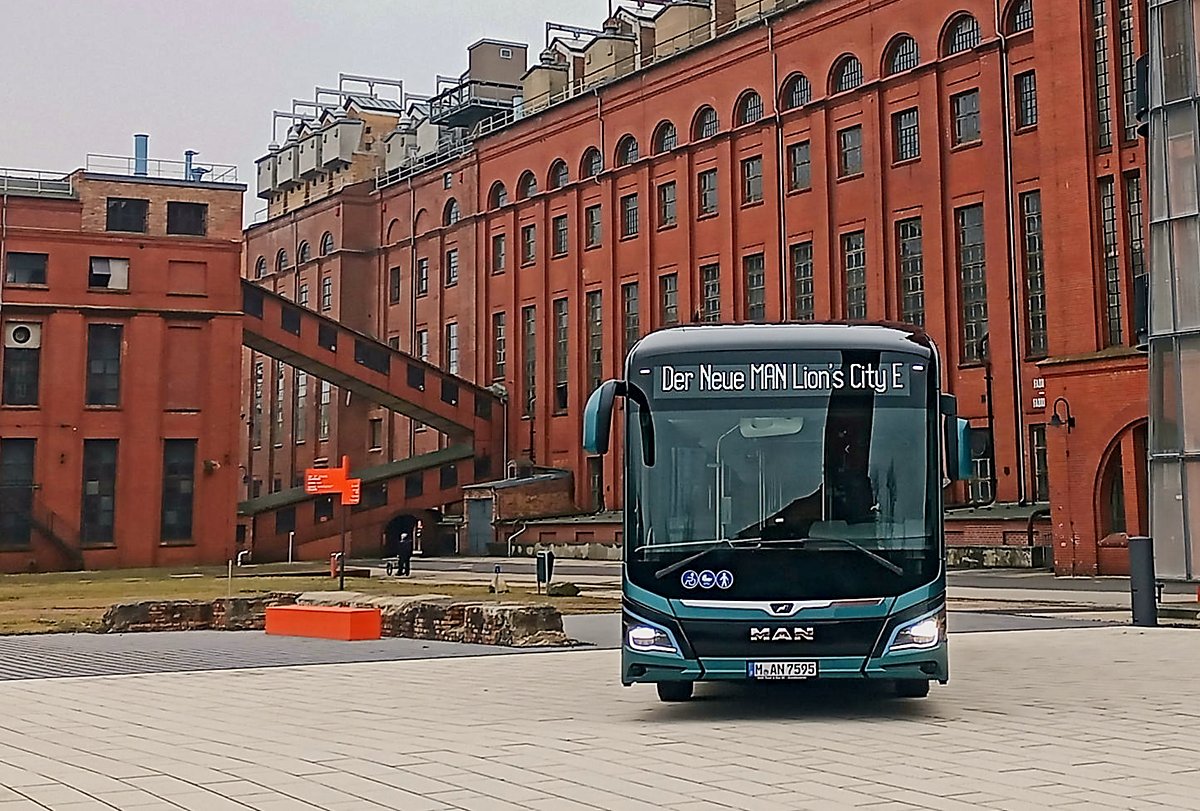 Man sieht einen MAN-Elektrobus vor dem Bergbaumuseum in Knappenrode.