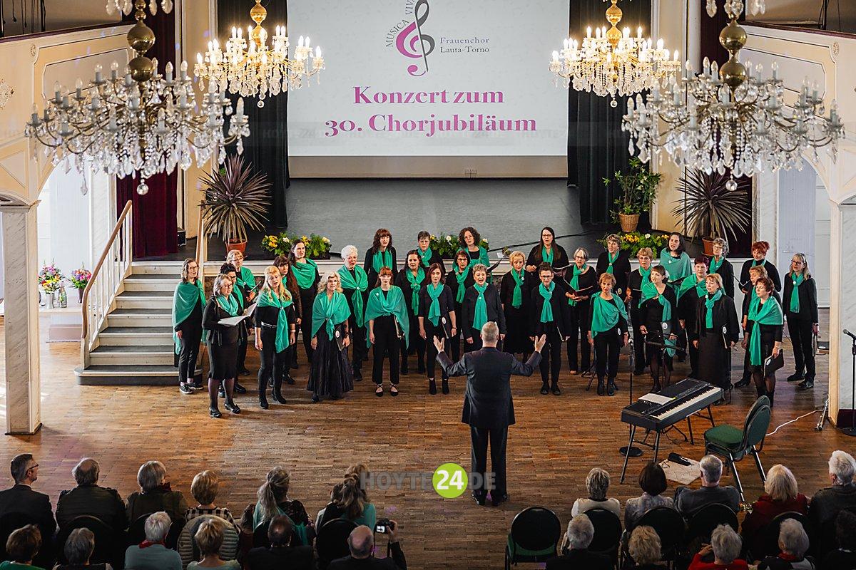 Man sieht den Frauenchor "Musica viva".