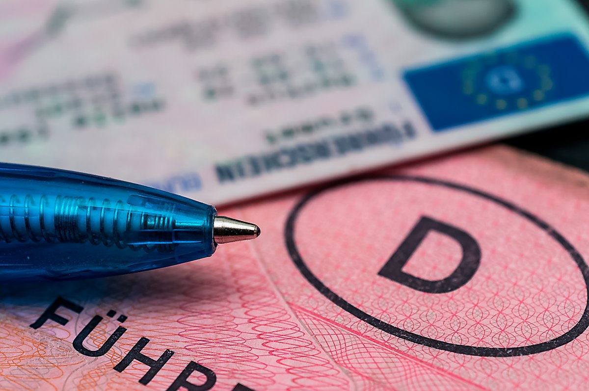 Man sieht einen alten und einen neuen Führerschein.