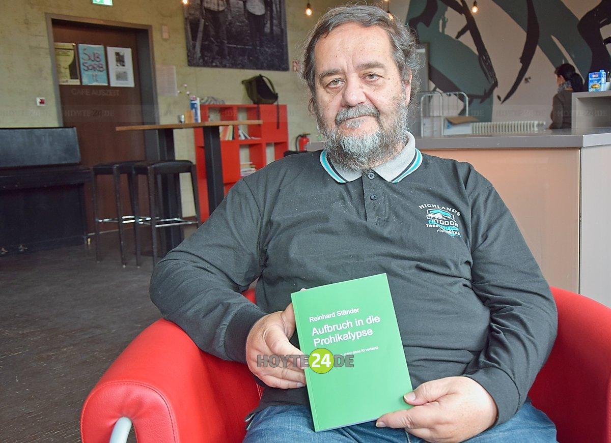 Man sieht Reinhard Ständer mit seinem Buch "Aufbruch in die Prohikalypse".
