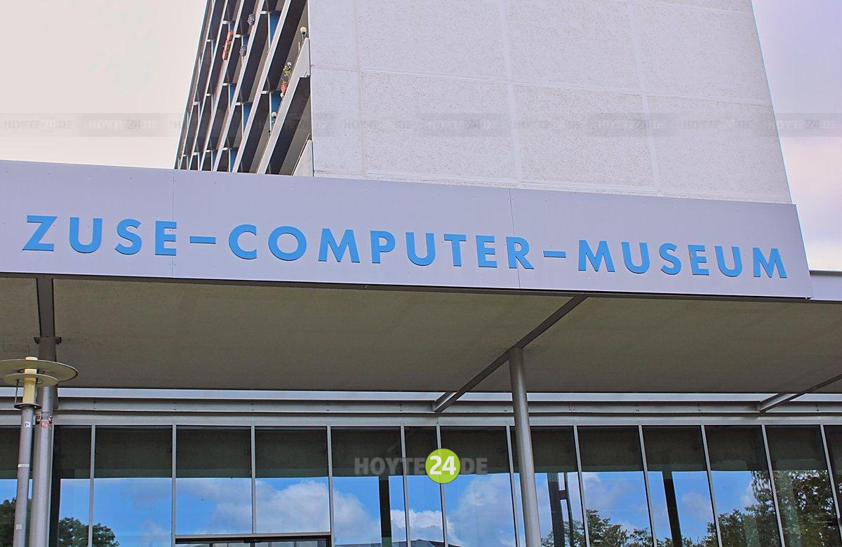 Man sieht den Schriftzug Zuse-Computer-Museum am Hochhaus Bonhoefferstraße.