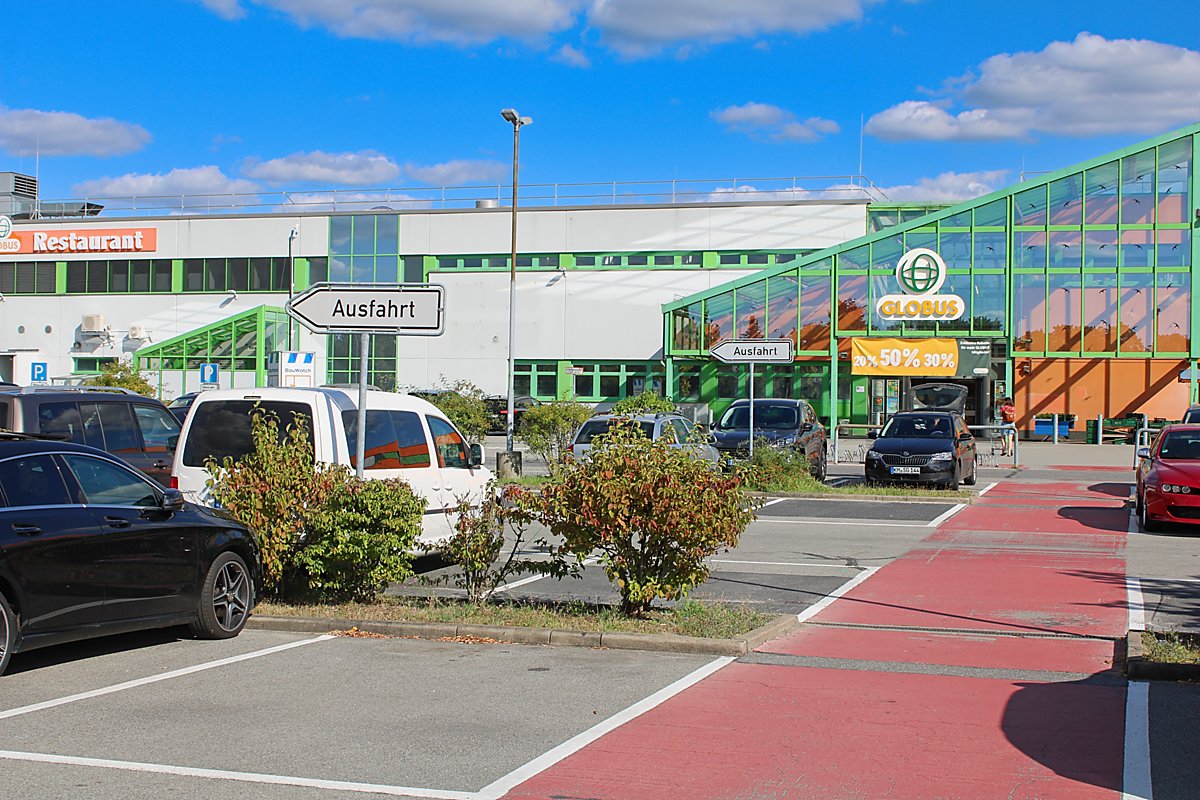 Auf dem Foto sieht man das Gebäude und den Parkplatz von Globus.