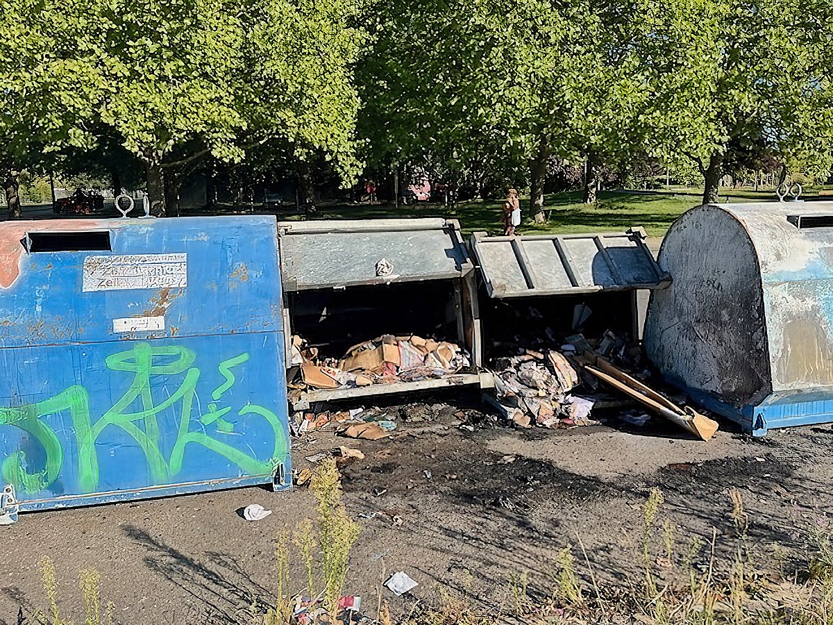 Auf dem Bild befinden sich zwei umgeworfene Müllcontainer.