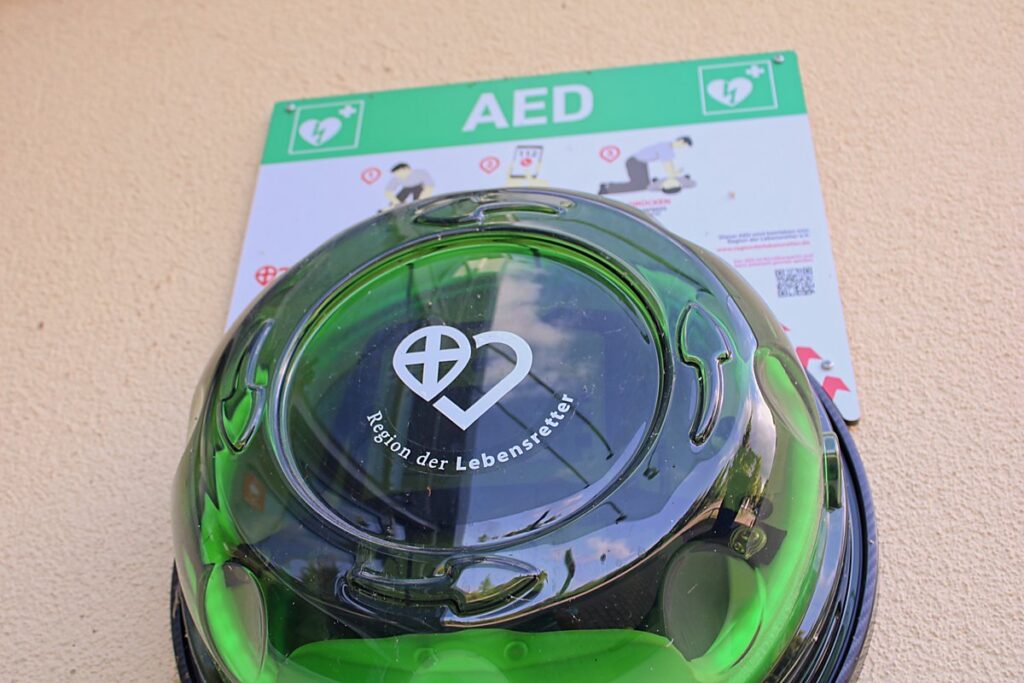 Man sieht einen Defibrillator.