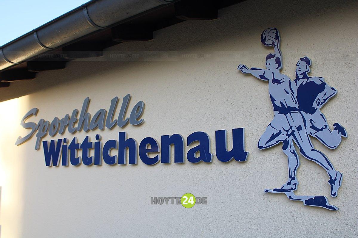Man sieht den Schriftzug Sporthalle Wittichenau.