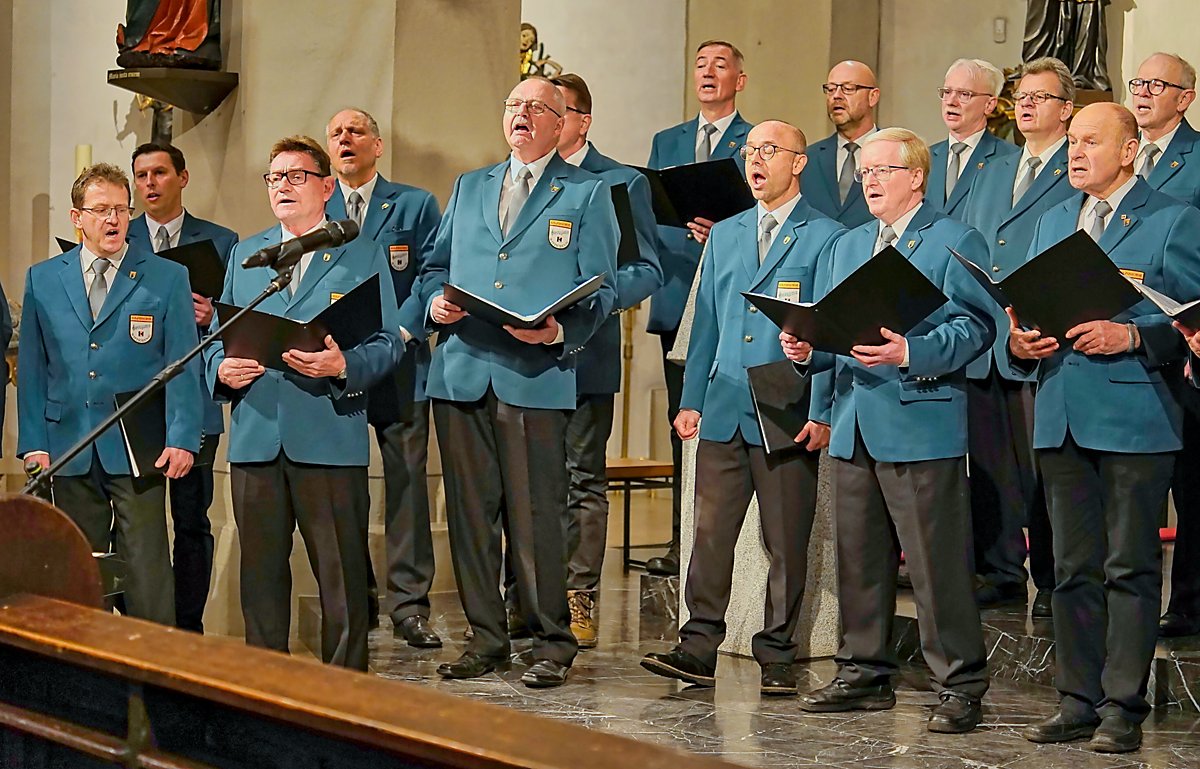 Man sieht Mannen des Kolpingchors Wittichenau beim Singen.