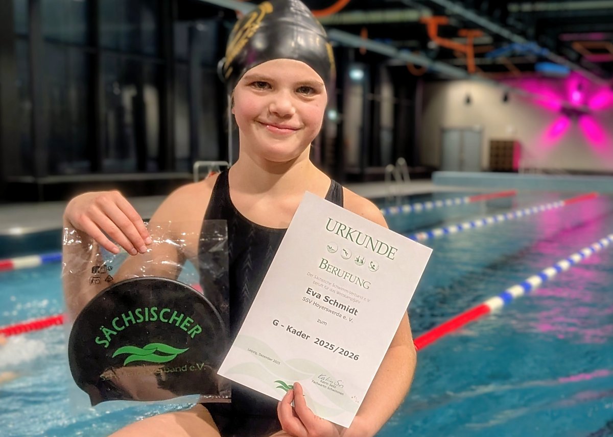 Man sieht Eva Schmidt mit der Berufungsurkunde.