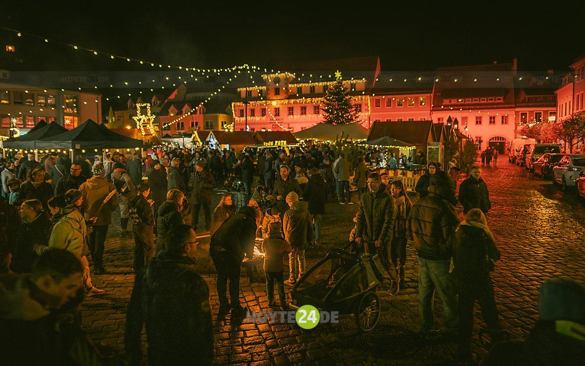 Man sieht den Weihnachtsmarkt.