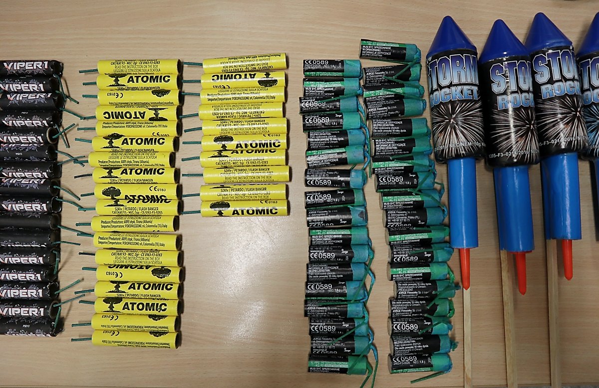 Man sieht die beschlagnahmten Böller.