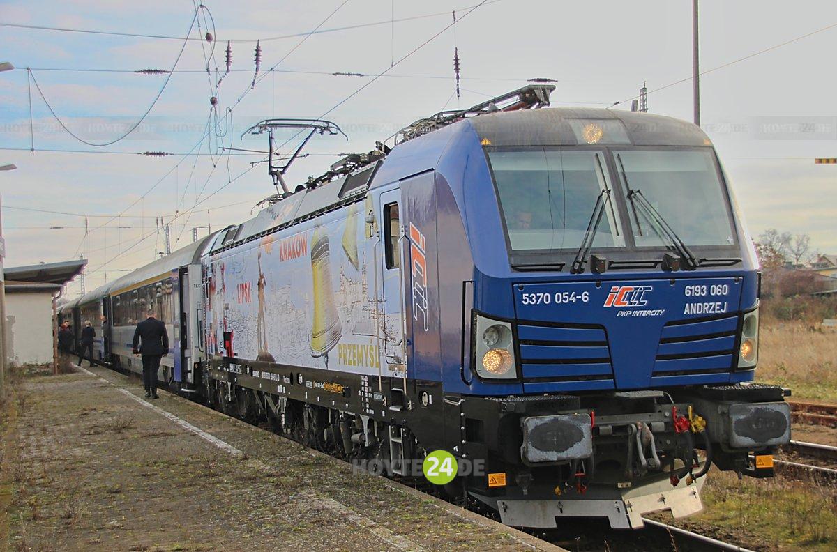 Man sieht die Lok des ersten fahrplanmäßigen Zuges aus Richtung Polen in Richtung Leipzig, der in Hoyerswerda hielt.