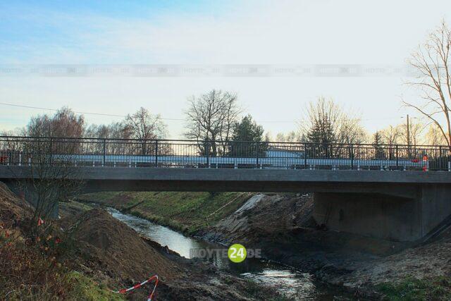 Man sieht die neue Brücke über das Hoyerswerdaer Schwarzwasser.