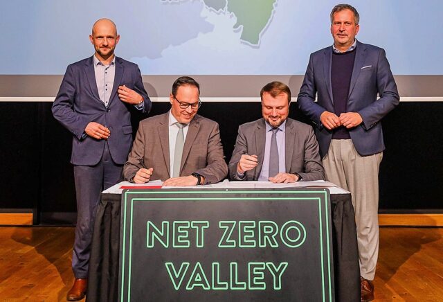 Man sieht die Unterschriften-Zeremonie.