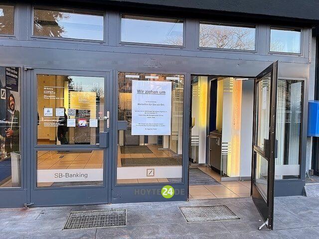 Man sieht den Eingang zur Agentur.