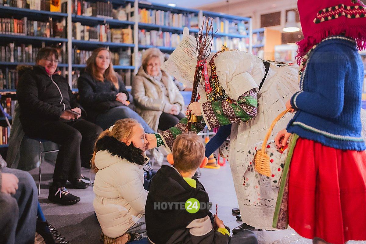 Man sieht das Bescherkind bei der "Arbeit".