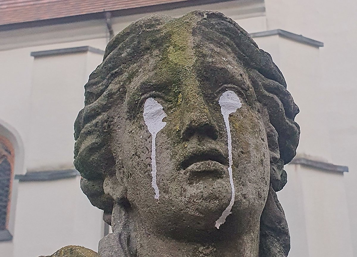 Man sieht die besudelte Auenmüller-Statue.