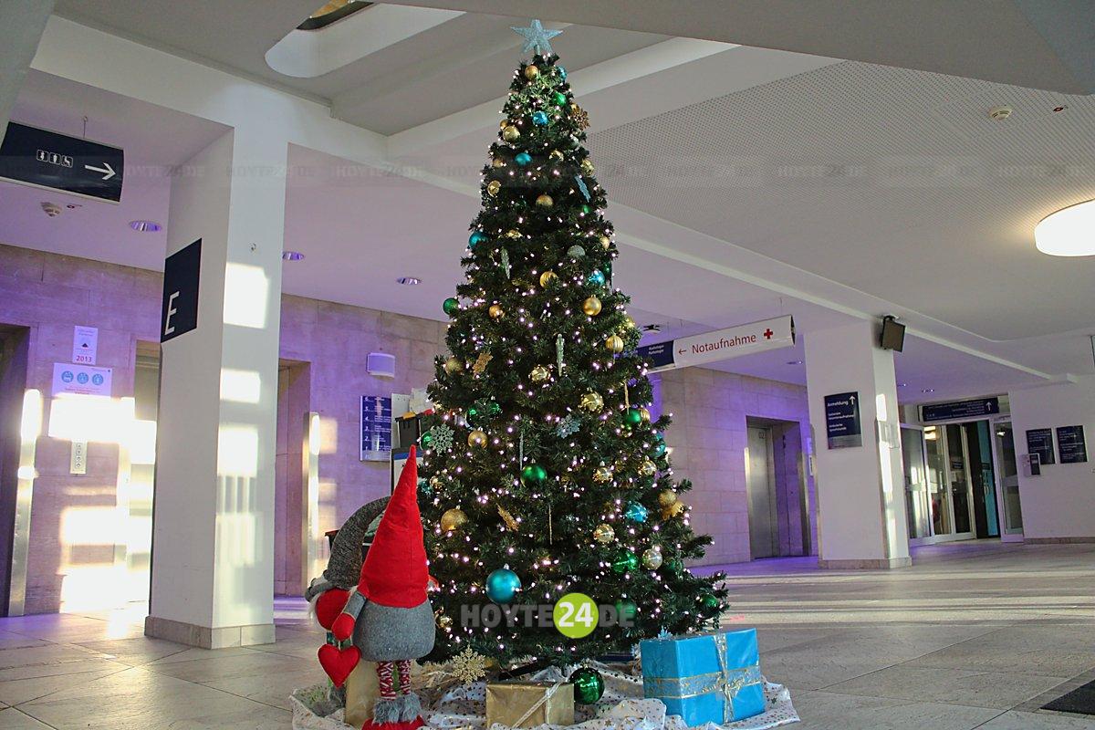 Man sieht den Weihnachtsbaum im Treppenhaus des Seenland-Klinikums.